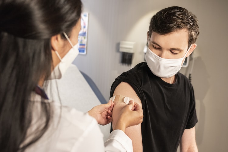 Рекомендуют ли врачи своим пациентам проводить вакцинацию против COVID-19 в одной картинке